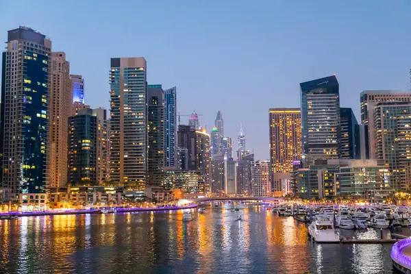 Dubai Marina Körfezi, geceleri Dubai 'de ikamet yeri olan.