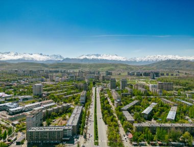 Kırgızistan 'ın karla kaplı dağlarıyla Bişkek şehrinin hava manzarası
