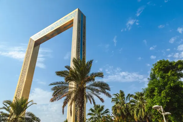 Dubai, Birleşik Arap Emirlikleri - 21 Haziran 2023: Dubai Frame in Zabeel Park, Dubai. Dünyanın en büyük çerçevesi..