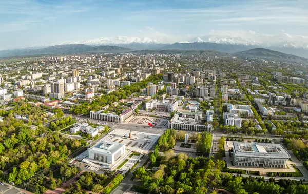Bahar boyunca Bişkek şehrinin çok merkezi meydanının havadan görünüşü