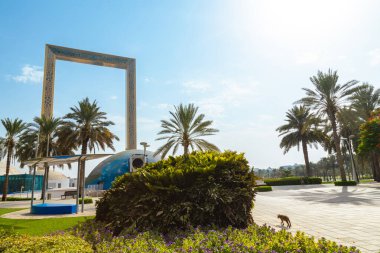 Dubai, Birleşik Arap Emirlikleri - 21 Haziran 2023: Dubai Frame and walking cat in Zabeel Park. Dünyanın en büyük çerçevesi..