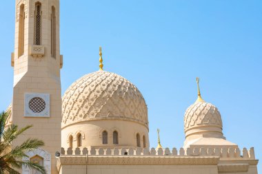 Dubai, Birleşik Arap Emirlikleri - 21 Haziran 2023: Dubai 'deki Jumeirah Camii Kubbeleri bir gün içinde kapatıldı