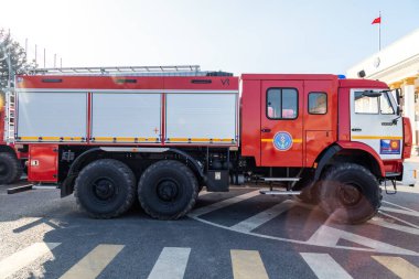 Bişkek, Kırgızistan - 28 Şubat 2023: Kırgızistan Acil Durum Bakanlığı yeni bir itfaiye aracı alıyor