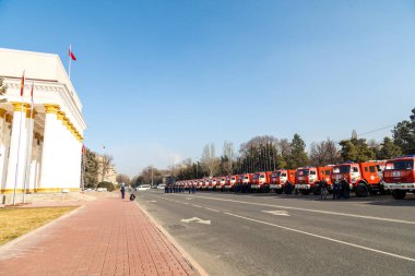 Bişkek, Kırgızistan - 28 Şubat 2023: Kırgızistan Acil Durum Bakanlığı parlamento binası yakınlarında yeni bir itfaiye kamyonu alıyor