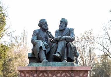 Bishkek, Kırgızistan - 28 Şubat 2023: Karl Marx ve Friedrich Engels 'in parkta sohbet ettikleri anıt