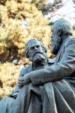 Bishkek, Kırgızistan - 28 Şubat 2023: Karl Marx anıtının kapatılması parkta Friedrich Engels ile sohbet ediyor