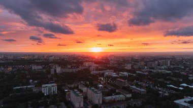 Gün batımında canlı, renkli gökyüzü ile Bishkek şehrinin havadan görünüşü