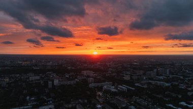 Gün batımında Bishkek 'in hava görüntüsü dramatik, bulutlarla dolu bir gökyüzü