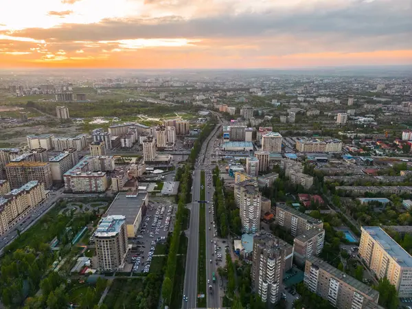 Gün batımında Kırgızistan 'ın Bişkek kentinin hava manzarası