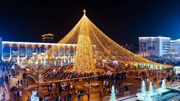 Bir Noel ağacının üzerindeki aydınlanmış ışıkların havası