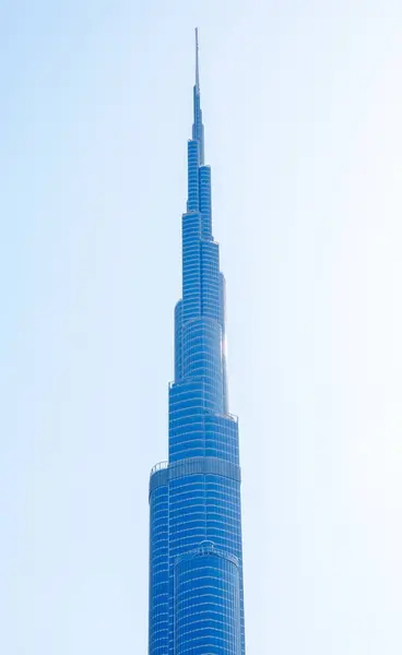 Dubai, Birleşik Arap Emirlikleri - 21 Haziran 2023: Dubai 'deki Burj Halife binası Bir gün boyunca mavi bir gökyüzü