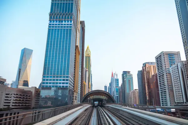 Dubai, Birleşik Arap Emirlikleri - 21 Haziran 2023: Dubai 'deki gökdelenler arasında metro treni