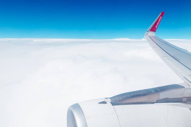 Dubai, Birleşik Arap Emirlikleri - 21 Haziran 2023: Gökyüzünde Arabistan Havayolları kanadı