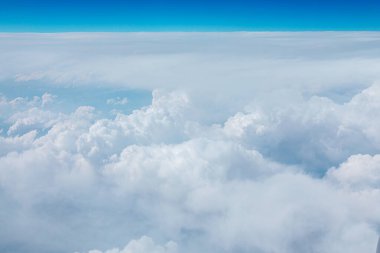 Bulutların üzerinde uçarken uçaktan bir manzara