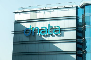 Dubai, Birleşik Arap Emirlikleri - 12 Ekim 2023: Dubai Ulusal Hava Seyahat Ajansı (dnata) logosu. Emirati havaalanı hizmet sağlayıcısı.