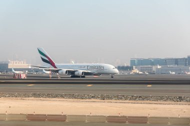 Dubai, Birleşik Arap Emirlikleri - 12 Ekim 2023: Dubai Uluslararası Havalimanında Emirlik uçakları