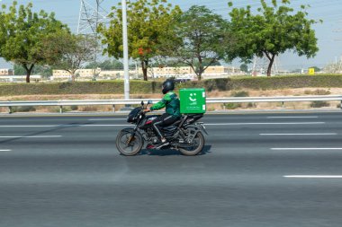 Dubai, Birleşik Arap Emirlikleri - 21 Haziran 2023: Dubai Careem Food Delivery Driver Driver