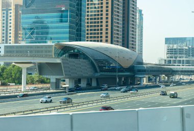 Dubai, Birleşik Arap Emirlikleri - 11 Ekim 2023: Dubai Metro giriş ve otoyolu