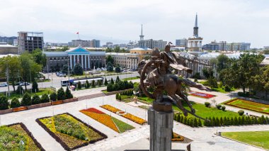 Bişkek, Kırgızistan - 30 Temmuz 2024: Manas Heykeli ve Bishkek Belediye Binası 'nın çevresi ve yeşillikleri