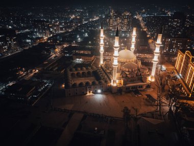 Bişkek, Kırgızistan - 16 Şubat 2024: Bişkek 'teki İmam Sarakhsi Camii' nin hava gece görüşü