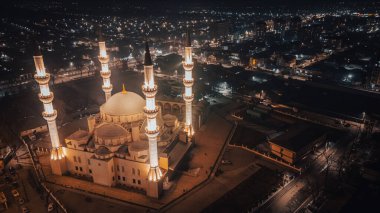 Bişkek 'teki İmam Sarakhsi Camii' nin hava gece görüntüsü