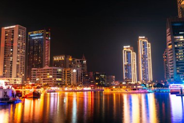 Dubai, Birleşik Arap Emirlikleri - 12 Ekim 2023: Dubai Marina Kanalı ve gece Dubai 'de tekneleri