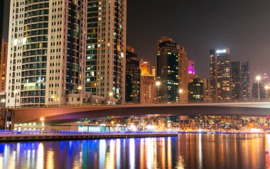 Dubai, Birleşik Arap Emirlikleri - 12 Ekim 2023: Dubai Marina Kanalı ve gece Dubai 'de tekneleri