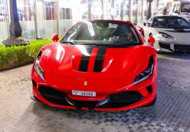 Dubai, Birleşik Arap Emirlikleri - 21 Haziran 2023: Kırmızı Ferrari Dubai 'deki F8 Tributo kiralık arabası