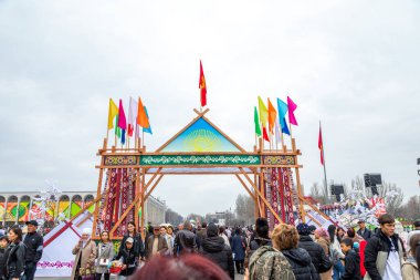 Bişkek, Kırgızistan - 21 Mart 2024: Bishkek şehrinin merkez meydanında Nowruz 'u kutlayan insanlar. Nowrus, astronomik güneş takvimine göre ilkbahar ve yeni yılın gelişi bayramıdır.