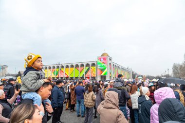 Bişkek, Kırgızistan - 21 Mart 2024: Bishkek şehrinin merkez meydanında Nowruz 'u kutlayan insanlar. Nowrus, astronomik güneş takvimine göre ilkbahar ve yeni yılın gelişi bayramıdır.