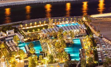 Gece Dubai 'de Jumeirah Plaj Konutu (JBR) plajı