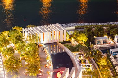 Gece Dubai 'de Jumeirah Plaj Konutu (JBR) plajı