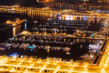 Dubai, Birleşik Arap Emirlikleri - 12 Ekim 2023: Marina bölgesindeki Dubai Limanı Geceleri yat ve botlarla