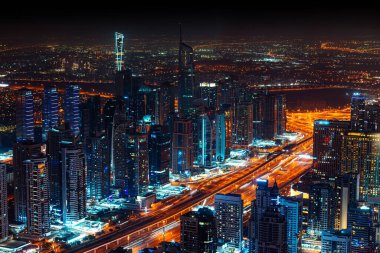 Gece Dubai Marina gökdelenleri ve otoyollarında zaman aşımı