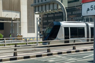 Dubai, Birleşik Arap Emirlikleri - 11 Ekim 2023: Dubai Marina 'daki tramvay