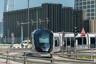Dubai, Birleşik Arap Emirlikleri - 11 Ekim 2023: Dubai Marina 'daki tramvay