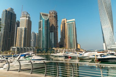Dubai, Birleşik Arap Emirlikleri - 12 Ekim 2023 Dubai Marina Kanalı 'ndaki Yat ve Tekne İstasyonu