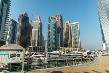 Dubai, Birleşik Arap Emirlikleri - 12 Ekim 2023 Dubai Marina Kanalı 'ndaki Yat ve Tekne İstasyonu