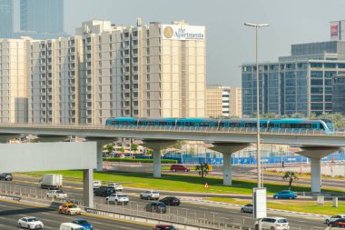 Dubai, Birleşik Arap Emirlikleri - 21 Haziran 2023: Güneşli bir günde Dubai 'de sürücüsüz metro treni hareket etmek