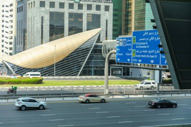 Dubai, Birleşik Arap Emirlikleri - 11 Ekim 2023: Dubai Metro giriş ve otoyolu