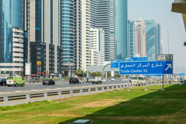 Dubai, Birleşik Arap Emirlikleri - 21 Haziran 2023: Dubai 'de arabalı Şeyh Zayed Yolu