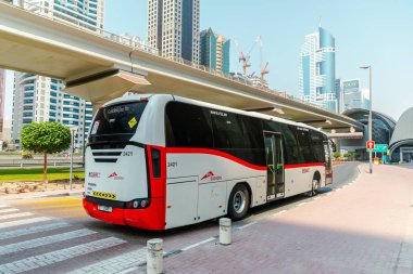 Dubai, Birleşik Arap Emirlikleri - 21 Haziran 2023: Dubai 'deki Yol ve Ulaşım Dairesi (RTA) otobüsü