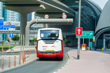 Dubai, Birleşik Arap Emirlikleri - 21 Haziran 2023: Dubai 'deki Yol ve Ulaşım Dairesi (RTA) otobüsü