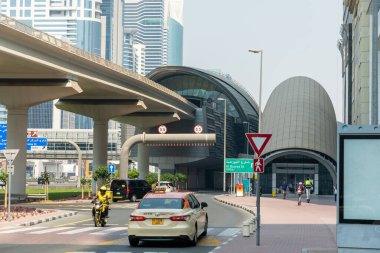Dubai, Birleşik Arap Emirlikleri - 11 Ekim 2023: Dubai Metro giriş ve otoyolu