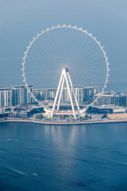 Dubai, Birleşik Arap Emirlikleri - 21 Haziran 2023: Dubai 'deki Bluewater Adası ve Marina' daki JBR plajından görülen Ain Dubai dönme dolabı. Şimdiye kadar yapılmış en uzun dev gözlem çarkı.