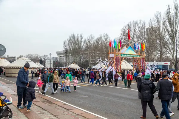 Bişkek, Kırgızistan - 21 Mart 2024: Bishkek şehrinin merkez meydanında Nowruz 'u kutlayan insanlar. Nowrus, astronomik güneş takvimine göre ilkbahar ve yeni yılın gelişi bayramıdır.