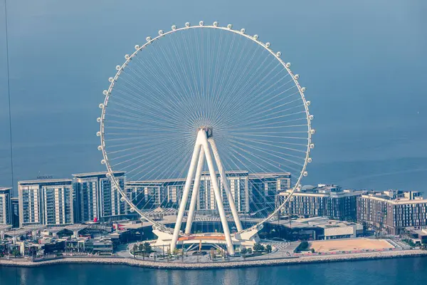 Dubai, Birleşik Arap Emirlikleri - 21 Haziran 2023: Dubai 'deki Bluewater Adası ve Marina' daki JBR plajından görülen Ain Dubai dönme dolabı. Şimdiye kadar yapılmış en uzun dev gözlem çarkı.