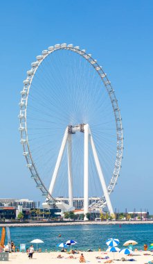 Dubai, Birleşik Arap Emirlikleri - 21 Haziran 2023: Dubai 'deki Bluewater Adası ve Marina' daki JBR plajından görülen Ain Dubai dönme dolabı. Şimdiye kadar yapılmış en uzun dev gözlem çarkı.