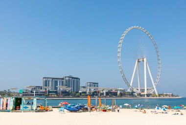 Dubai, Birleşik Arap Emirlikleri - 21 Haziran 2023: Dubai 'deki Bluewater Adası ve Marina' daki JBR plajından görülen Ain Dubai dönme dolabı. Şimdiye kadar yapılmış en uzun dev gözlem çarkı.