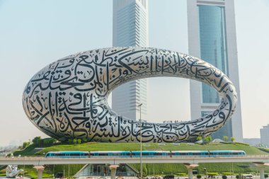 Dubai, Birleşik Arap Emirlikleri - 21 Haziran 2023: Dubai 'deki Gelecek Müzesi ve hareket halindeki metro treni